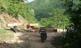 Các đối tượng lâm tặc đến cổng Trạm Quản lý bảo vệ rừng Ia Dreh rồi vào "trình báo"