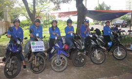Đội xe ôm miễn phí ở các huyện luôn sẵn sàng phục vụ thí sinh