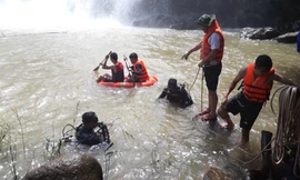 Thi thể 3 nam thanh niên được tìm thấy dưới lòng thác sâu