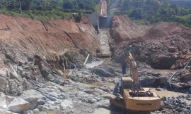 Xe chở đá công trình thủy điện đứt thắng lật nghiêng, 2 người tử vong