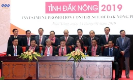 Thủ tướng Nguyễn Xuân Phúc cùng lãnh đạo tỉnh Đắk Nông chứng kiến các doanh nghiệp kí cam kết đầu tư