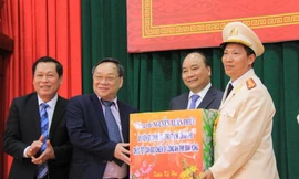 Thủ tướng Nguyễn Xuân Phúc tặng quà tết cho lãnh đạo, chiến sĩ Công an tỉnh Đắk Nông