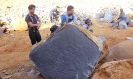 Những cục đá lớn bị tách vỡ nằm ngổn ngang tại hiện trường