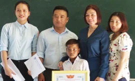 Anh Đỗ Duy Nam trao bằng khen cho em Gơng