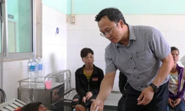 Ông Khuất Việt Hùng đến thăm hỏi, hỗ trợ cho những nạn nhân trong vụ tai nạn xảy ra trên địa bàn xã An Trung