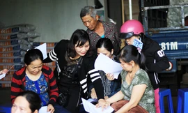 Người dân ký đơn kiến nghị gửi các cơ quan chức năng