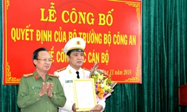 Đại tá Nguyễn Văn Phương trao quyết định của Bộ trưởng Bộ Công an cho Đại tá Lê Văn Hà