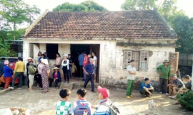 Người dân đến chia buồn cùng gia đình các em học sinh bị đuối nước