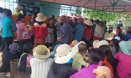 Hàng xóm đến chia buồn với gia đình em Byưng