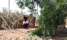 Phòng vệ sinh tạm bợ tại các trường học