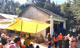 Người dân đến chia buồn với gia đình anh A.Tr.