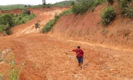 Điểm sạt lở tại thôn Tam An, đất đá bao phủ mặt đường