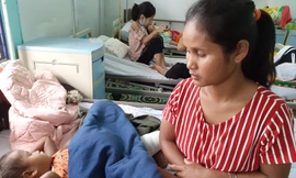 Chị Y Pri bên con gái bị cha đá gãy chân