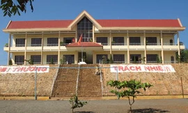 Giáng chức hiệu trưởng lạm thu, rút tiền ngân sách