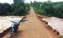 Cầu suối Đục nơi chị Nguyên bị ngã. Ảnh: Văn Ngọc