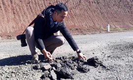 Nhiều vị trí tại tuyến đường 95 tỉ đồng có thể bóc từng mảng bằng tay không