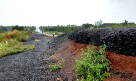 Khoảng 1 năm từ khi đường tránh thị trấn Chư Sê bị hỏng, đến nay cỏ dại đã mọc