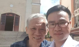 Ông Đỗ Văn Hùng (bên trái ảnh) được trả tự do ngay tại tòa sau 4 thụ án tù giam. 