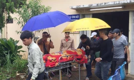 Người nhà đưa thi thể Tấn về mai táng