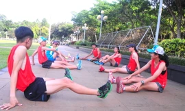 Các vận động viên đoàn Gia Lai tập luyện ở Quảng trường Đại Đoàn Kết