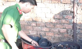 Phát hiện cơ sở nhuộm đen cà phê bằng bột pin