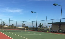 Sân tennis trong khuôn viên trụ sở xã Nhân Cơ. Ảnh LỮ HỒ. 