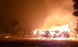 Đến 19h ngày 6-4 ngọn lửa vẫn cháy ngùn ngụt