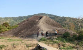 Yêu cầu không thu phí khách đến chụp ảnh ở tảng đá voi khổng lồ