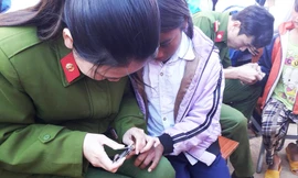 Thanh niên Công an tỉnh Kon Tum cắt móng tay, hướng dẫn các em cách vệ sinh cá nhân