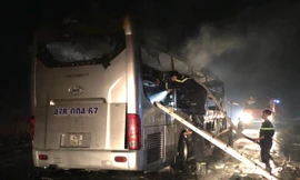 Hiện trường xe khách bị cháy.