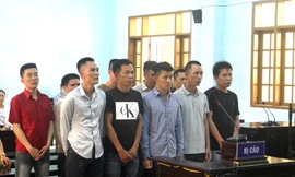 Đối tượng Hùng “si đa” (ở giữa hàng đầu) cùng nhóm đối tượng trong vụ án