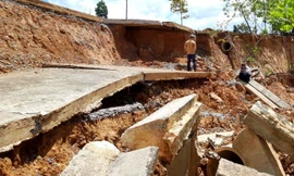 Những con đường tại Khu kinh tế Cửu khẩu Bờ Y bị hư hỏng nặng