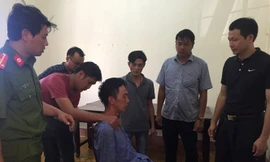 Đại tá Vũ Hồng Văn (bên phải ảnh) thẩm vấn đối tượng Huyến