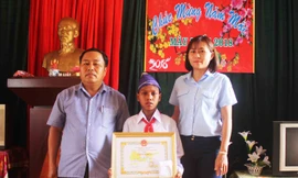 Em Y Nhơng nhận bằng khen 