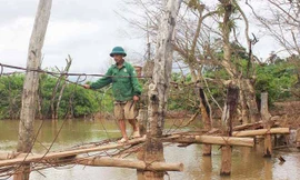 Cầu treo làng Hde đang được làm lại. Ảnh Nguyễn Tú.