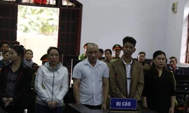 Các bị cáo vụ trộn bột pin vào tiêu tại tòa