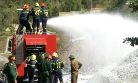 Lực lượng phòng chống chữa cháy tiếp cận hiện trường làm nhiệm vụ
