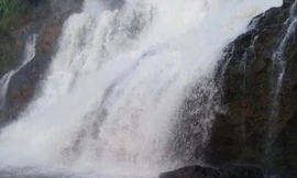 Thác nước ở làng Mèo có địa hình dốc, đá trơn