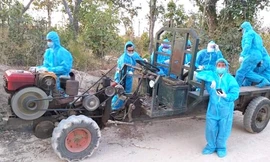 Những cán bộ y tế ở vùng dịch (huyện Ia Pa) sử dụng mọi phương tiện trên địa bàn vào công tác phòng chống dịch COVID-19