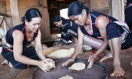 Chị Y Thu (bên trái) nặn men rượu cần