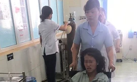 Một nạn nhân của vụ đuối nước, đang được điều trị tại bệnh viện Đa khoa huyện Tuy Đức