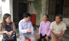 Đại diện Cty Vihatico thăm hỏi người thân của lao động Đặng Thị Châu