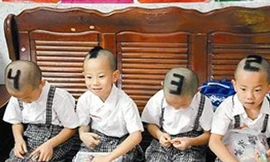 Trẻ sinh tư cạo đầu hình số để dễ phân biệt