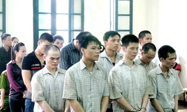 Xét xử nhóm đối tượng truy sát nhau bằng súng