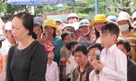 Nguyễn Hồng Linh (áo đen) tại phiên tòa sơ thẩm