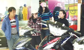 Khách hàng đến mua xe tại Showroom