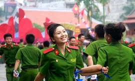 Nữ học viên cảnh sát 'khoe' tài sắc