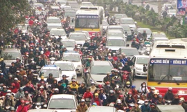 Ùn tắc ở đường Tây Sơn, Hà Nội. Ảnh: Hồng Vĩnh