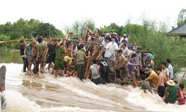 An Giang, Đồng Tháp vỡ đê, nước tràn như thác