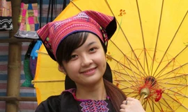 Cô gái mặc đồ Mông gây sốt vì xinh đẹp